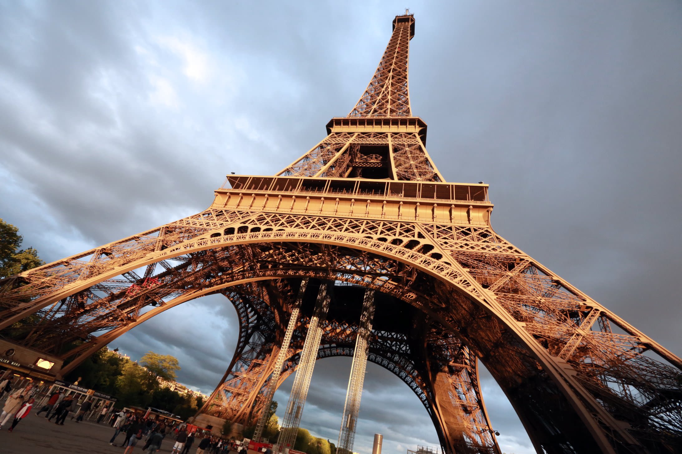 170801114832-eiffel-tower-guide-base.jpg